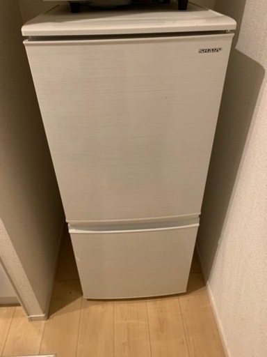 冷蔵庫　シャープ製　2019年製　137リットル　お話中です。