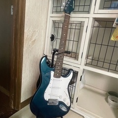 エレキギターとアンプとチューナーの画像