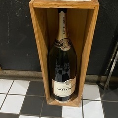 大きなシャンパンの空き瓶