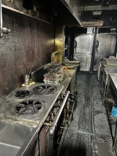 コンロ、フライヤー、コールドテーブル、サーバーなど一式