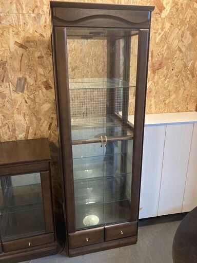☆中古￥14,800！【店長おすすめ！】アンティーク　ショーケース　家具　収納家具　ランプ付き　幅60㎝ｘ奥行40㎝ｘ高さ180㎝　【BF037】