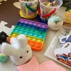 ※取引中【無料】宝箱: おもちゃ　クレヨン　シール　カードのまとめの画像