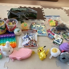 ※取引中【無料】宝箱: おもちゃ　クレヨン　シール　カードのまとめ