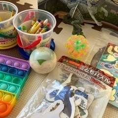 ※取引中【無料】宝箱: おもちゃ　クレヨン　シール　カードのまとめの画像