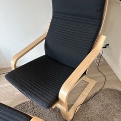 IKEA ポエング 黒 オットマン付きの画像