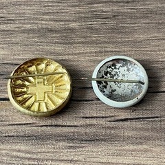 かなり昔の 赤十字 バッチ2種です。の画像