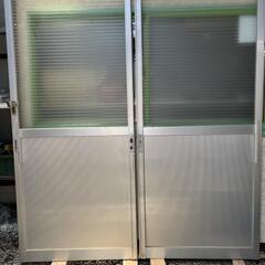 すりガラスドア中古　◉ メーカーTOSTEM TPWS001   店舗引戸  2609090 枠サイズ枠：縦約200×横約170の画像