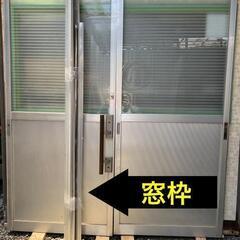 すりガラスドア中古　◉ メーカーTOSTEM TPWS001   店舗引戸  2609090 枠サイズ枠：縦約200×横約170の画像