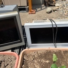 使い終わった時代遅れのテレビたちです。