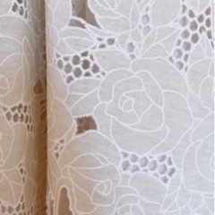 白いバラ柄のスカート/アクシーズファムの画像