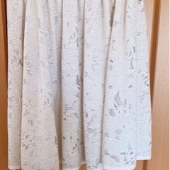 白いバラ柄のスカート/アクシーズファムの画像