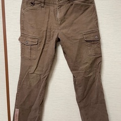キャメル色のカーゴパンツ