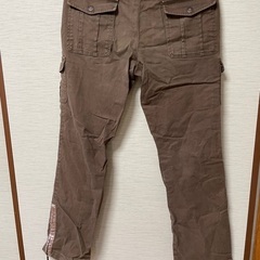 キャメル色のカーゴパンツの画像
