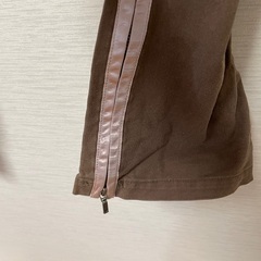 キャメル色のカーゴパンツの画像