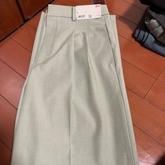 UNIQLO タックワイドパンツ　53グリーンの画像