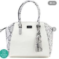 【No.21】GUESS ダブルタッセルチャーム付き スネーク型押しハンドバッグ 定価11,990円 レディース A4収納可 メタルプレート付きの画像