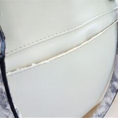 【No.21】GUESS ダブルタッセルチャーム付き スネーク型押しハンドバッグ 定価11,990円 レディース A4収納可 メタルプレート付きの画像