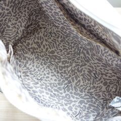 【No.21】GUESS ダブルタッセルチャーム付き スネーク型押しハンドバッグ 定価11,990円 レディース A4収納可 メタルプレート付きの画像