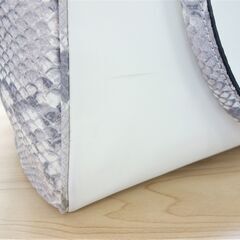 【No.21】GUESS ダブルタッセルチャーム付き スネーク型押しハンドバッグ 定価11,990円 レディース A4収納可 メタルプレート付きの画像