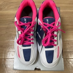 新品未使用ヨネックスバドミントンシューズ23.０の画像