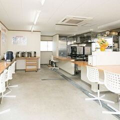 社員食堂の調理スタッフ☆簡単調理作業で隙間時間バイト♪シニア世代活躍中