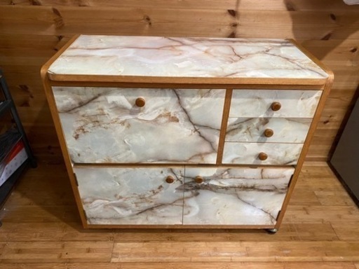 かわいい大理石調カップボード