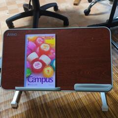 ベッドでも使える折りたたみテーブルの画像