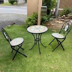 ガーデンテーブルとイス