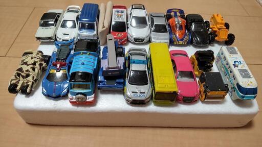 トミカミニカーとトミカシステム大回転どうろセット