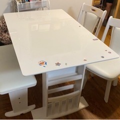 白いダイニングテーブルの画像