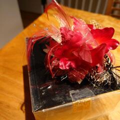 終了　赤とゴールドのコサージュの画像