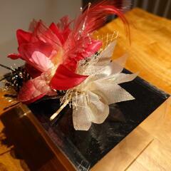 終了　赤とゴールドのコサージュの画像