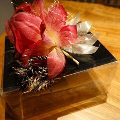 終了　赤とゴールドのコサージュの画像