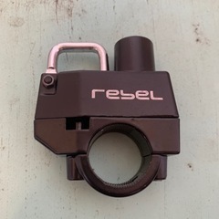 レブル　ロゴ入りヘルメットロック