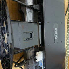 モニターとワイヤレスキーボードの画像