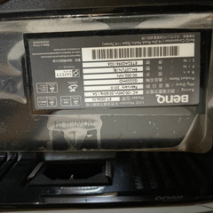 モニターとワイヤレスキーボードの画像