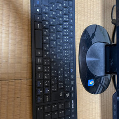 モニターとワイヤレスキーボードの画像