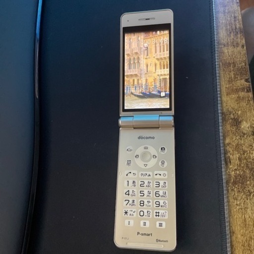 美品　NTTdocomo P-01J 中古　ゴールド　ガラホ