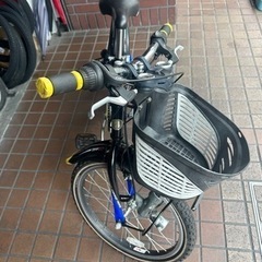 20インチ　ブリジストン　外装6段変速　かご　泥除け　ライト付き子供用自転車　黒色の画像