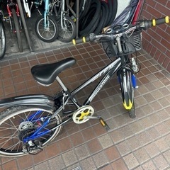 20インチ　ブリジストン　外装6段変速　かご　泥除け　ライト付き子供用自転車　黒色の画像