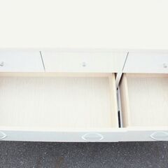 無料！整理タンス☆チェスト☆3段☆ホワイト☆幅120cm☆高さ73cm☆ヤケあり【こちらは店舗です。浜村鹿野温泉ICから3分 買取本舗 宮本リサイクル 営業時間９～１９時 定休日水曜のみ←連絡できませんm(_ _)m】の画像