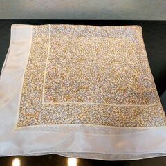 【絹100％のスカーフ！】上品な小花模様が素敵の画像