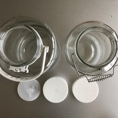 季節真っ盛りです！果実酒・シロップ用の白い蓋の瓶２個売りますの画像
