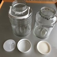 季節真っ盛りです！果実酒・シロップ用の白い蓋の瓶２個売りますの画像