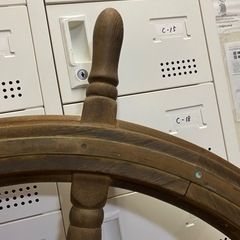 古い木製操舵輪の画像