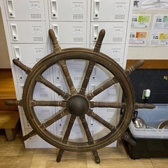 古い木製操舵輪