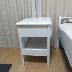 ベッド サイドテーブルの画像