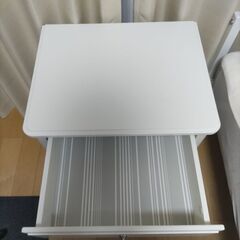 ベッド サイドテーブルの画像
