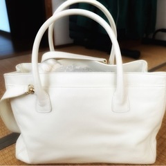 値下げ 本物 CHANEL エグゼクティブ 2way トートバッグ 白 × ゴールドの画像