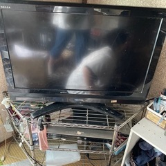 テレビとスチールテレビ台セットの画像